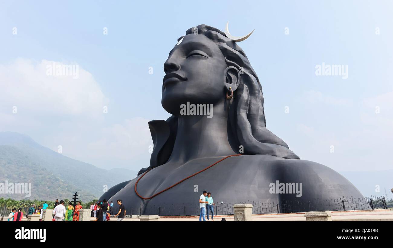 INDIEN, TAMILNADU, COIMBATORE, April 2022, Tourist in Adiyogi Shiva Statue, Seitenansicht, 34 Meter hohe Statue in Booluvampatti, entworfen von Sadhguru Jag Stockfoto