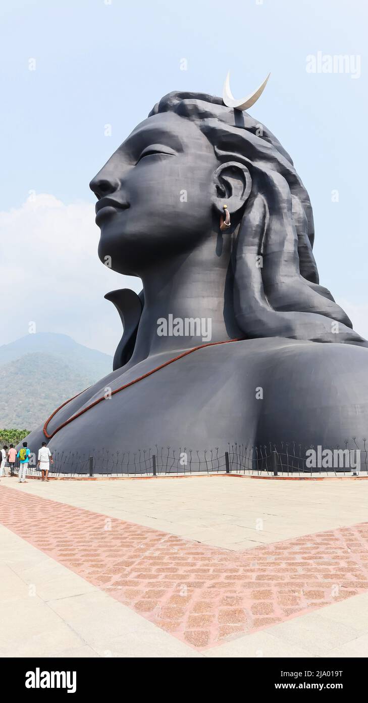 INDIEN, TAMILNADU, COIMBATORE, April 2022, Tourist bei Adiyogi Shiva Statue, Portrait-riew, 34 Meter hohe Statue bei Booluvampatti, entworfen von Sadhguru Stockfoto