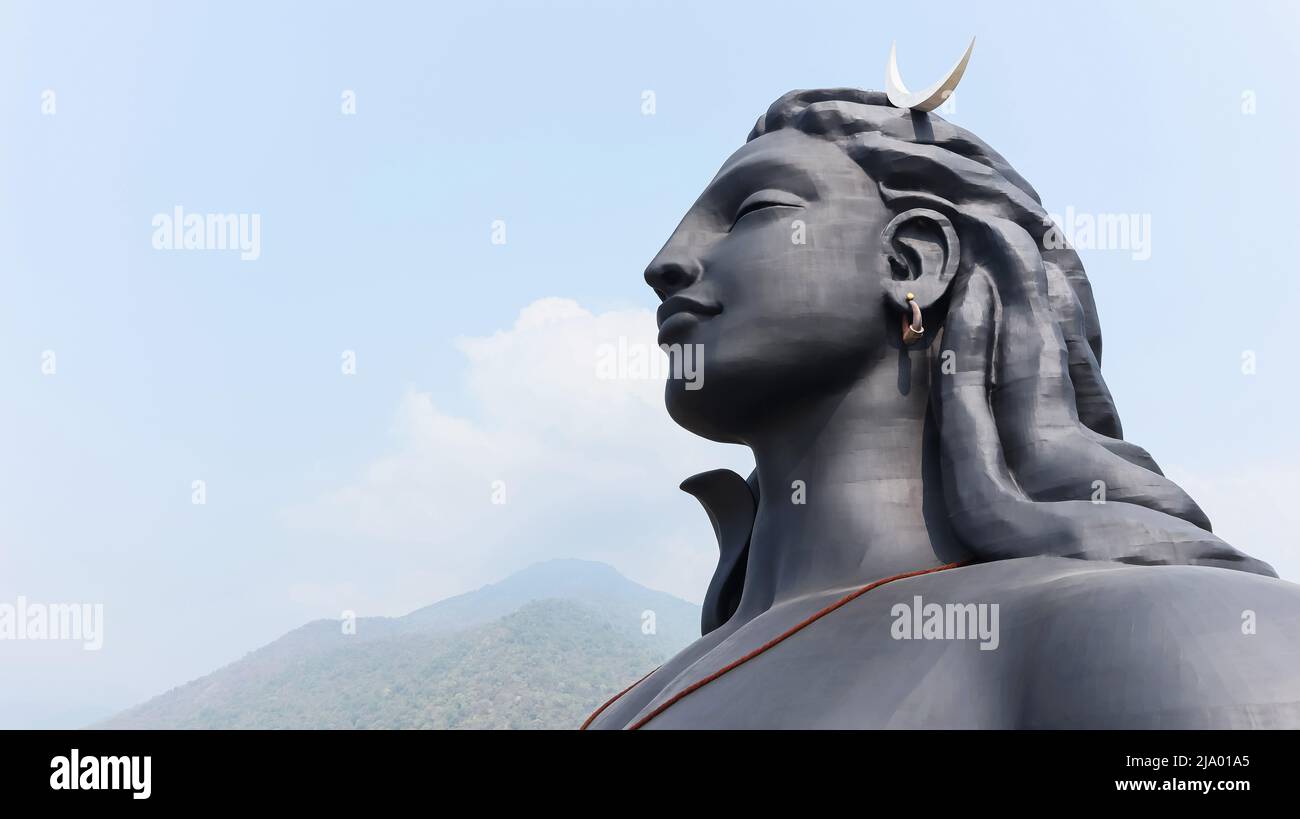Seitenansicht der Adiyogi Shiva Statue, 34 Meter hohe Statue, entworfen von Sadhguru Jaggi Vasudev, eingeweiht 2017. Das Hotel liegt in Booluvampatti, 35 km entfernt Stockfoto