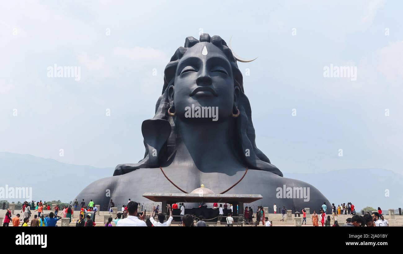 INDIEN, TAMILNADU, COIMBATORE, April 2022, Tourist bei Adiyogi Shiva Statue, Portrait-riew, 34 Meter hohe Statue bei Booluvampatti, entworfen von Sadhguru Stockfoto