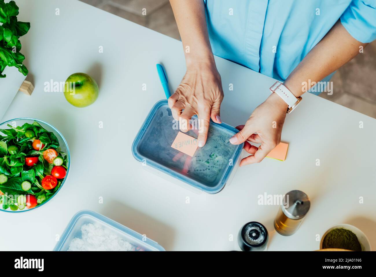 Gesunde Ernährung Plan zur Gewichtsabnahme, täglich Fertiggerichte Menü. Nahaufnahme Frau, die im Voraus gekochte Lunchbox mit Notizen auflegt und zum Abendessen fertig ist. Gleichgewicht Stockfoto