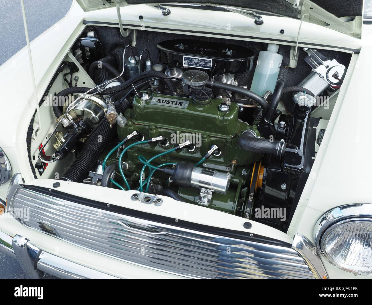 Ansicht des 1275cc, 4-Zylinder-Motors, auf einer Zustandsereihe Serie II Austin Morris Cooper S in Weiß. Erstmals registriert im Jahr 1969. Stockfoto