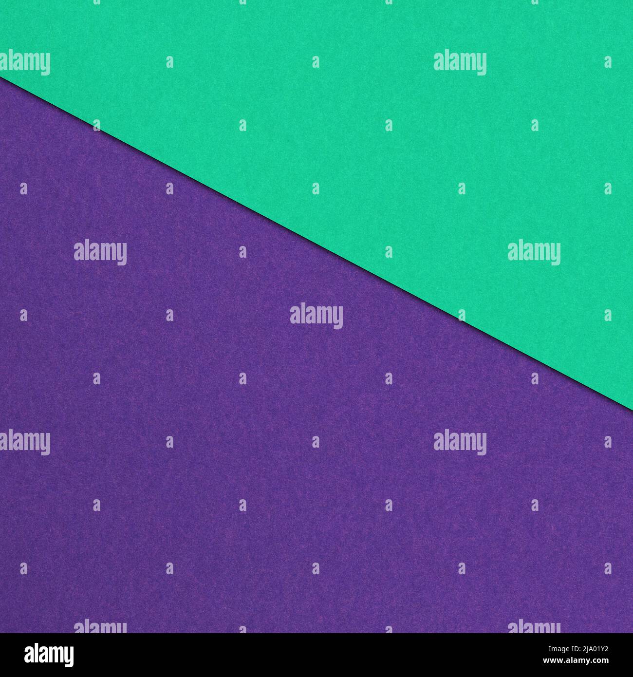 Quadratische Zusammensetzung von farbigen Papiertexten. Lebendiger Farbhintergrund für Ihre Objekte. Einfaches Grafikelement für die weitere Arbeit. Stockfoto