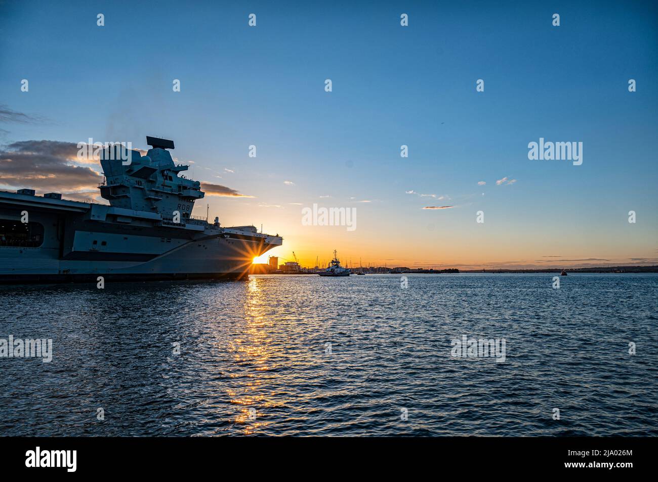 Der Flugzeugträger der Queen Elizabeth, der bei Sonnenuntergang in den Hafen von Portsmouth einfliegt. Stockfoto