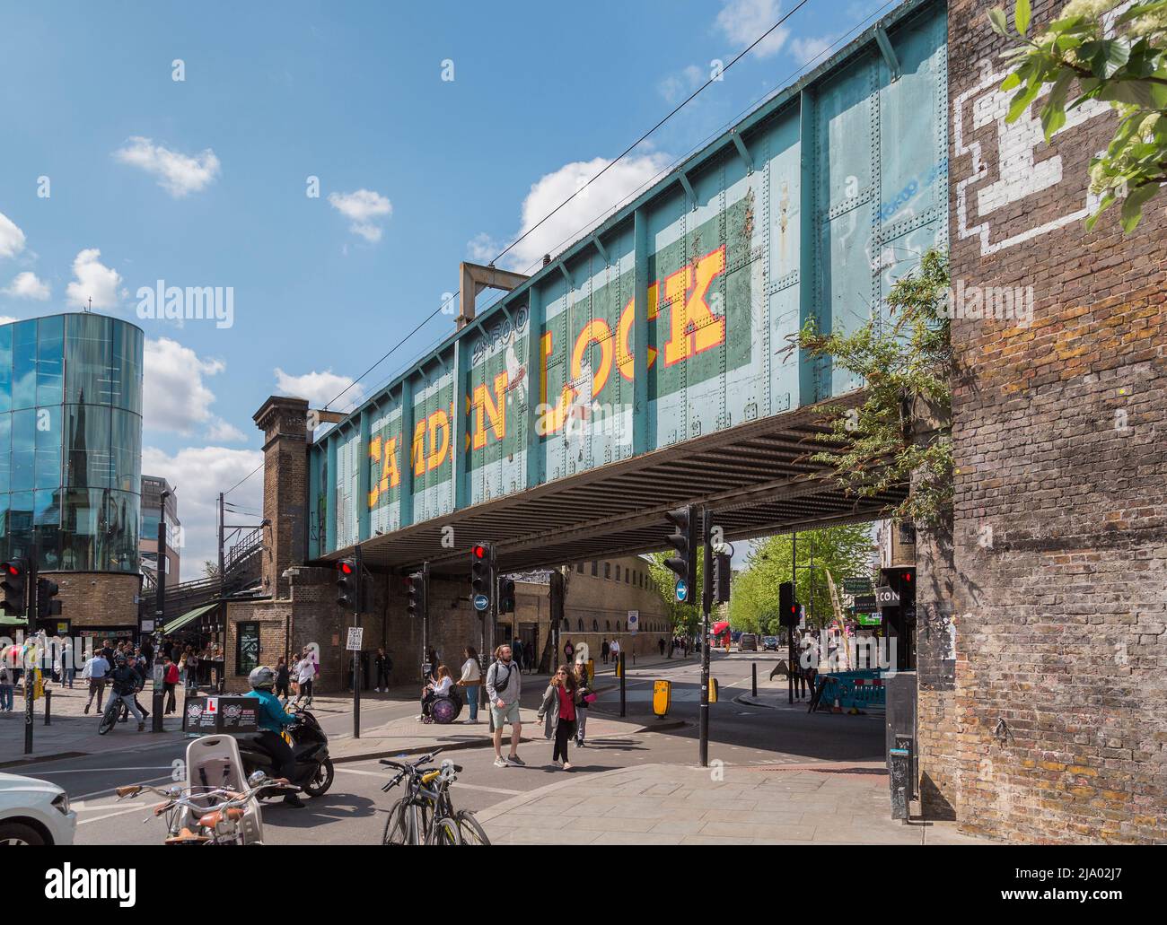 Einheimische und Touristen umsäumten die berühmte Brücke der Camden Lock Railway mit ihrem markanten, sofort erkennbaren gelben Schriftzug. Stockfoto