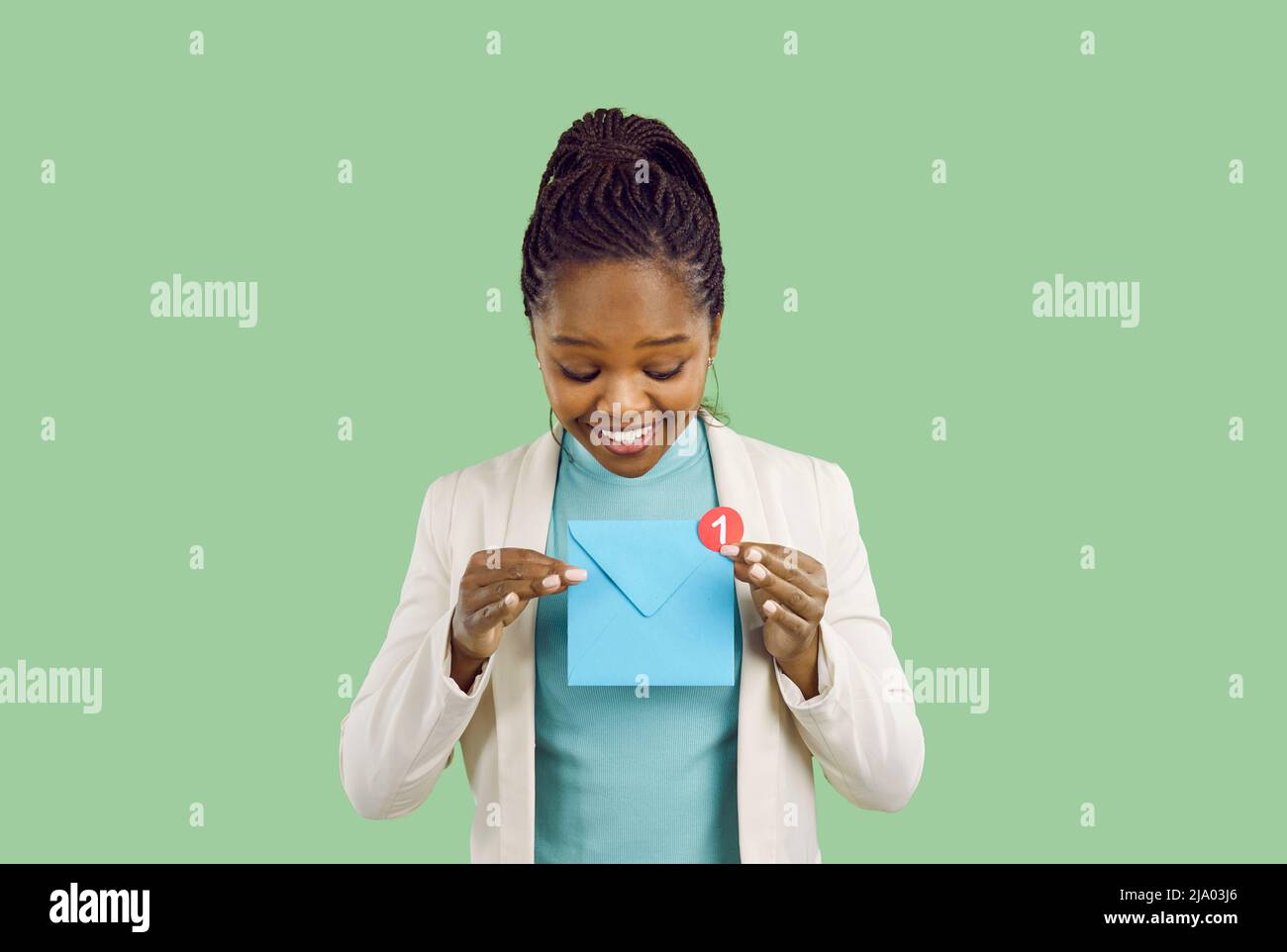 Lächelnde schwarze Frau erhält in ihrer Post eine Benachrichtigung über neue Geschäftsbotschaft Stockfoto