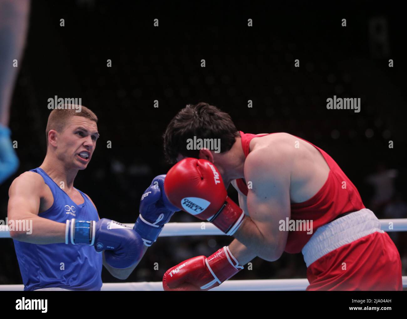 Jerewan, Armenien, am 26. 2022. Mai, Hovhannes Bachkov (Rot) aus Armenien im Kampf gegen Joseph Tyers (Blau) aus England, Light Welterweight (60-63,5kg), Runde 16, EUBC Elite European Men’s Boxing Championships 2022, Hrach Khachatryan/ Alamy Live News Stockfoto