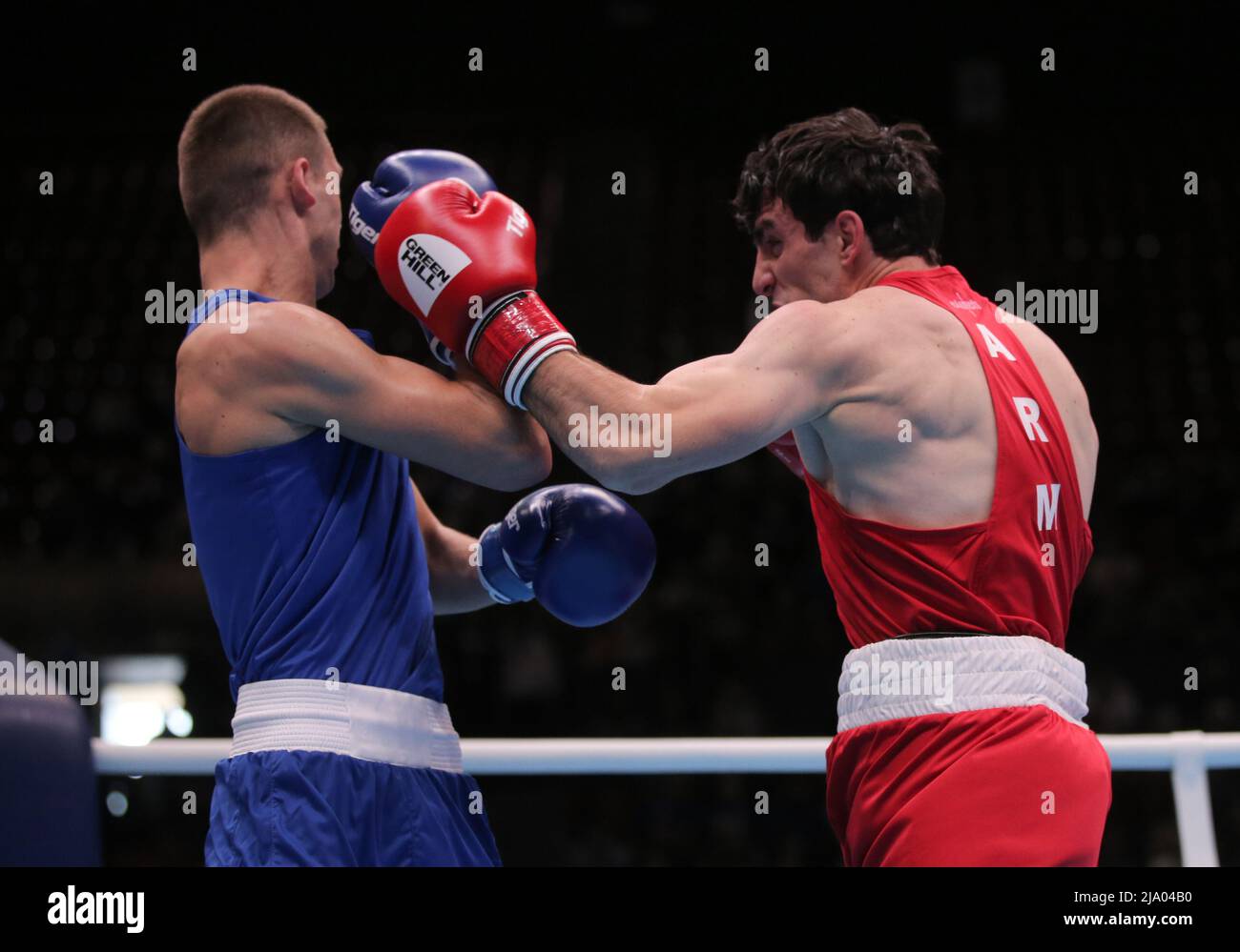 Jerewan, Armenien, am 26. 2022. Mai, Hovhannes Bachkov (Rot) aus Armenien im Kampf gegen Joseph Tyers (Blau) aus England, Light Welterweight (60-63,5kg), Runde 16, EUBC Elite European Men’s Boxing Championships 2022, Hrach Khachatryan/ Alamy Live News Stockfoto