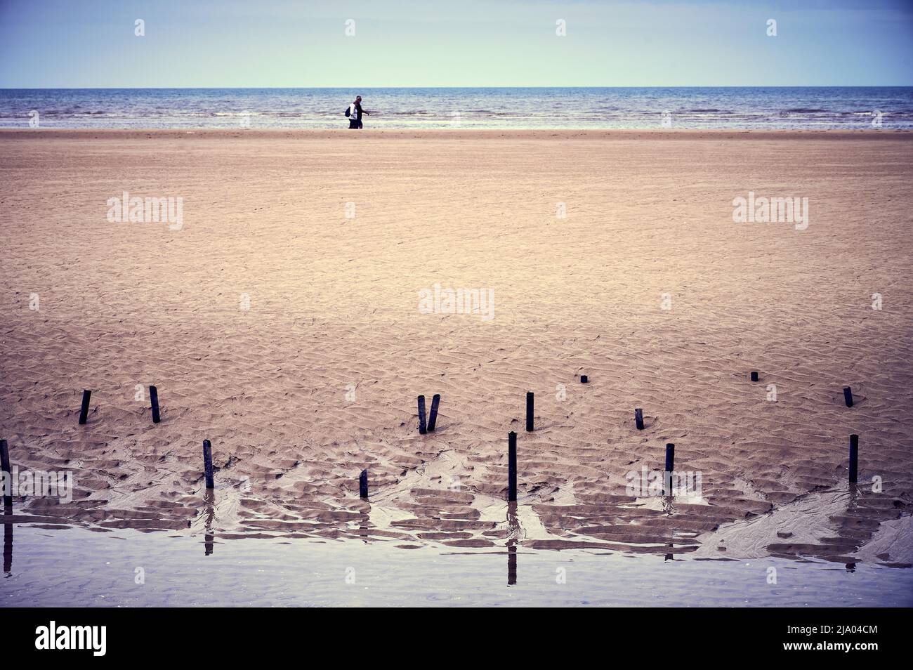 Bei Ebbe ragen am Strand von Blackpool Drainagerohre aus dem Sand Stockfoto