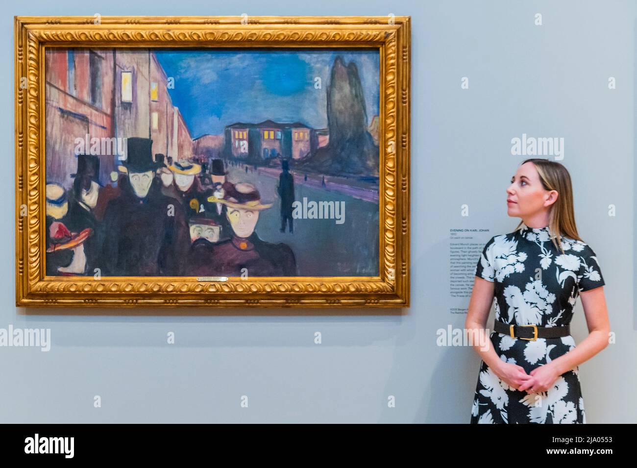 London, Großbritannien. 26.. Mai 2022. Abend bei Karl Johan, 1892 - The Morgan Stanley Ausstellung: Edvard Munch. Meisterwerke aus Bergen in der Courtauld Gallery. Es vereint 18 bahnbrechende Gemälde des KODE Bergen Art Museum, Norwegen, und läuft vom 27. Mai - 4. September 2022 Quelle: Guy Bell/Alamy Live News Stockfoto