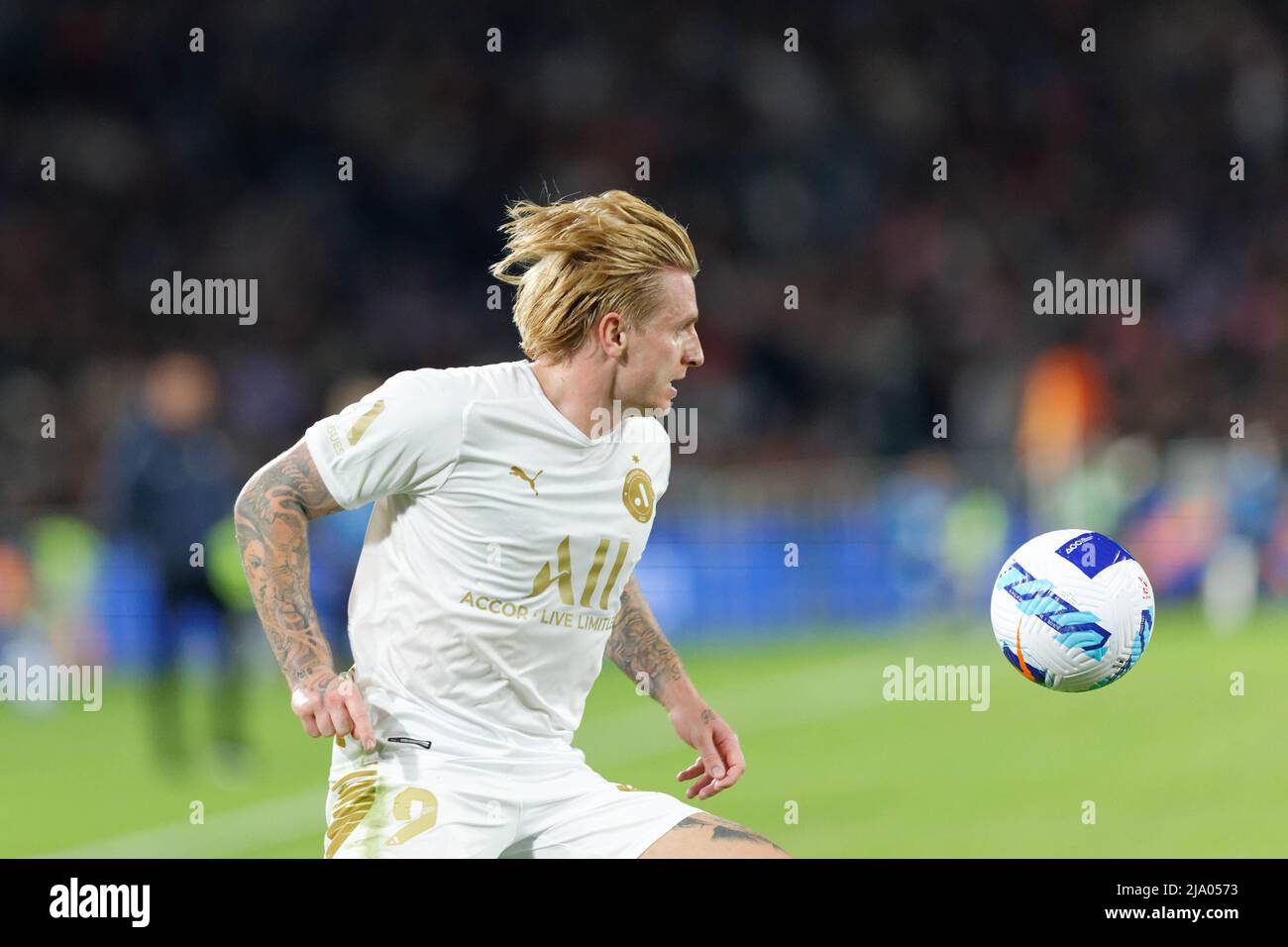 Sydney, Australien. 25.. Mai 2022. Jason Cummings von den All Stars erhält den Ball während des Spiels zwischen dem FC Barcelona und der A-League All Stars im Accor Stadium am 25. Mai 2022 in Sydney, Australien. Quelle: IOIO IMAGES/Alamy Live News Stockfoto