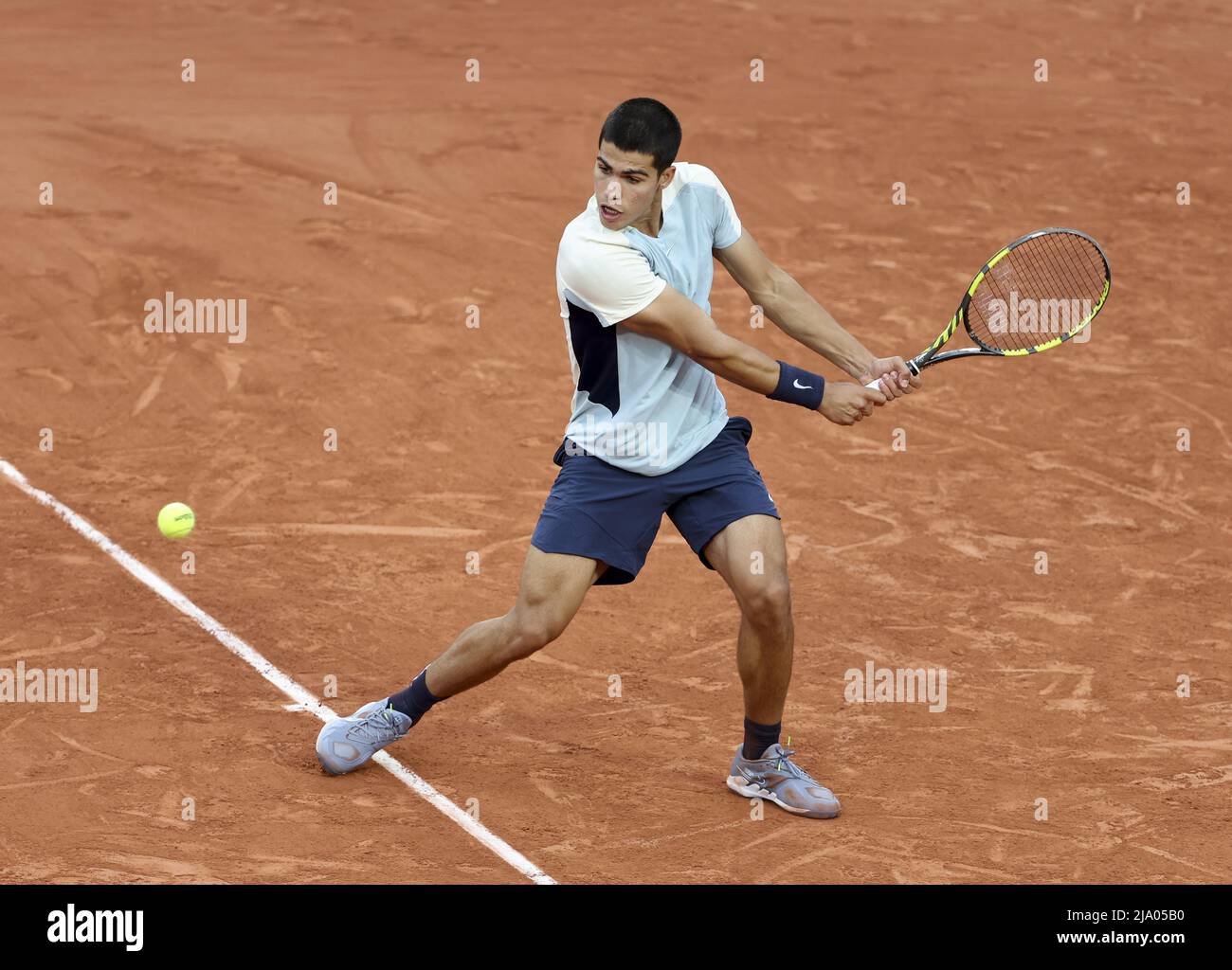 Carlos Alcaraz aus Spanien am 4. Tag der French Open 2022, einem Grand-Slam-Tennisturnier am 25. Mai 2022 im Roland-Garros-Stadion in Paris, Frankreich - Foto: Jean Catuffe/DPPI/LiveMedia Stockfoto