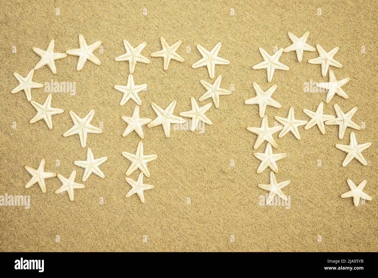 Weißer Seestern die Inschrift des Wortes Spa auf dem Sand. Spa im Sand von den Sternen des Meeres. Konzept von Urlaub und Reisen Stockfoto