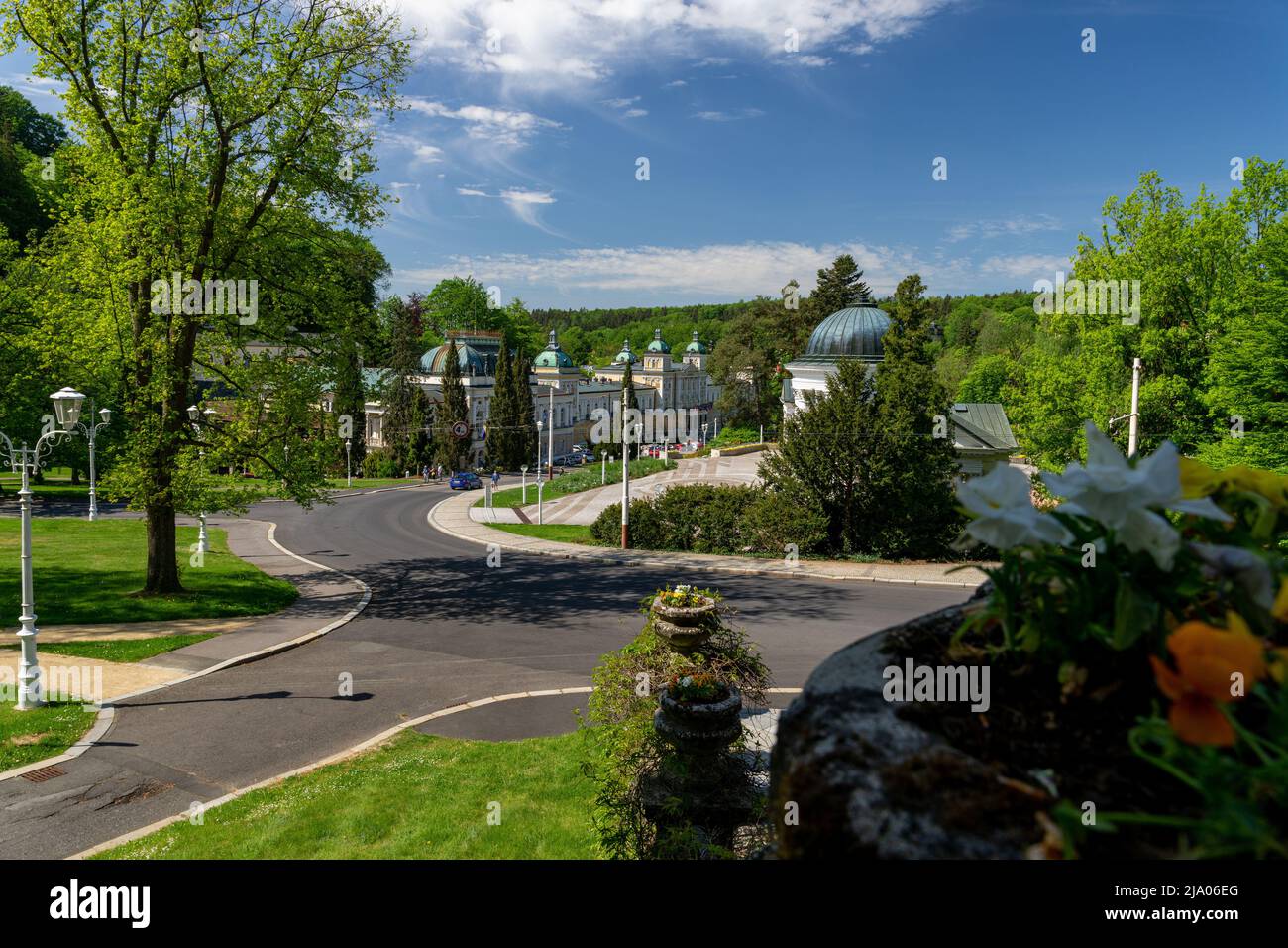 Katholische Kirche Blick auf Kolonnade, Kulturhaus und Hotel - kleine Kurstadt Marianske Lazne (Marienbad) - Tschechische Republik Stockfoto