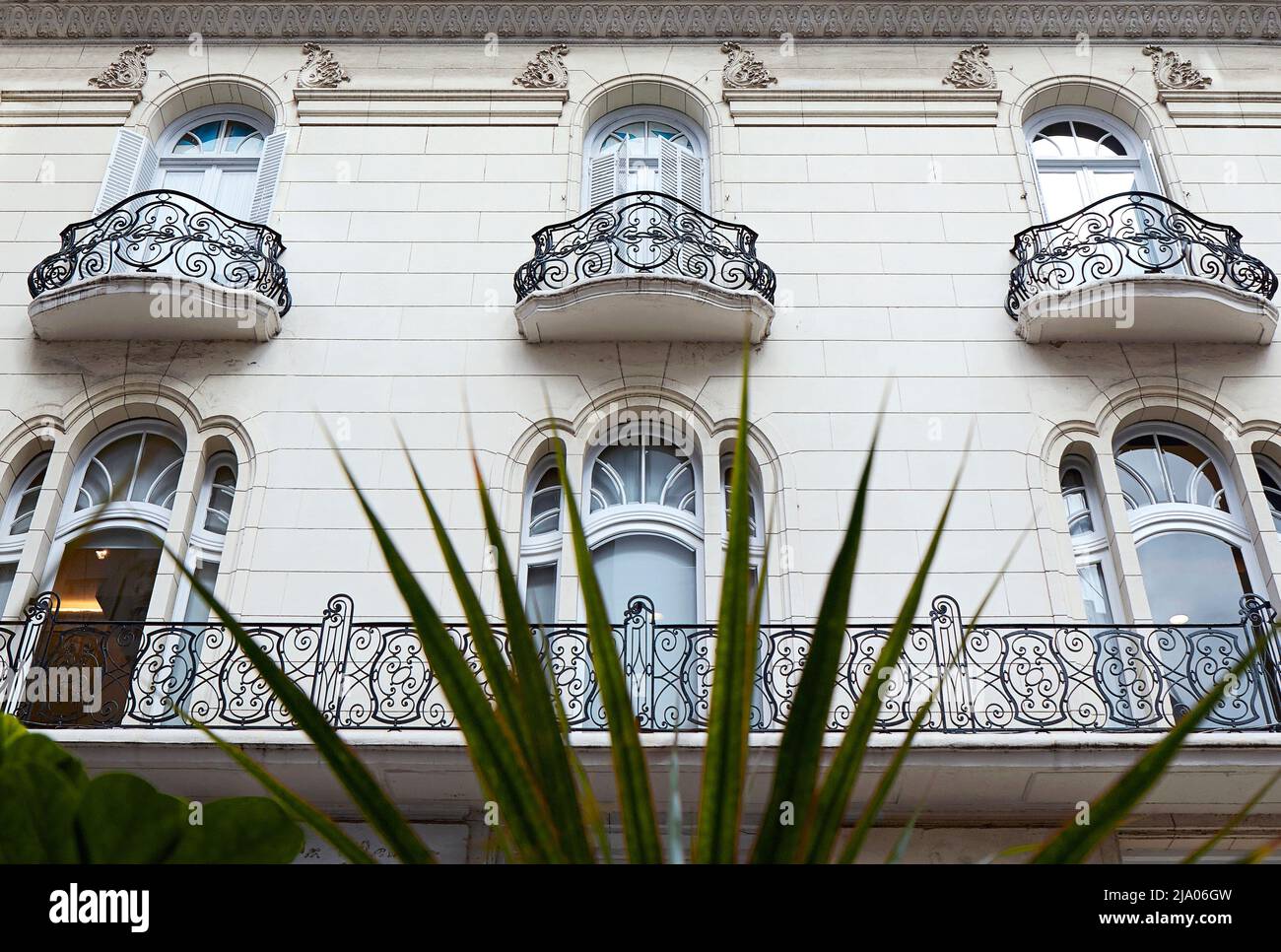 Die Hauptfassade eines Art déco-Gebäudes im französischen Kolonialstil im Viertel Recoleta, Buenos Aires, Argentinien. Stockfoto