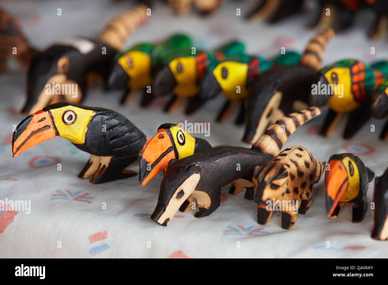 Handgefertigte Souvenirs, die die Tiere des Waldes darstellen, werden in einem Stand des Stammes der Guaraní verkauft. Puerto Iguazú, Misiones, Argentinien. Stockfoto