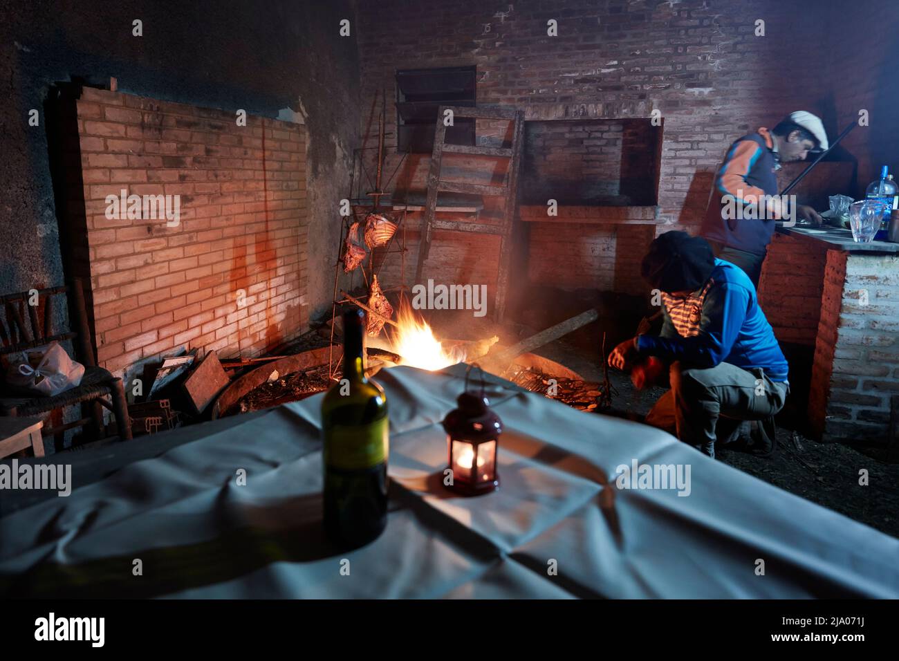 Gauchos bereitet abends Fleisch im traditionellen „asador“-Stil in der argentinischen Pampas Pardo zu. Stockfoto