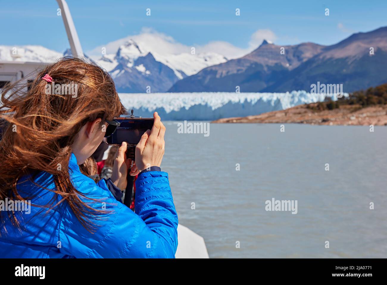 Ein Tourist, der den Perito Moreno Gletscher mit einem Smartphone fotografiert, El Calafate, Santa Cruz, Argentinien. Stockfoto