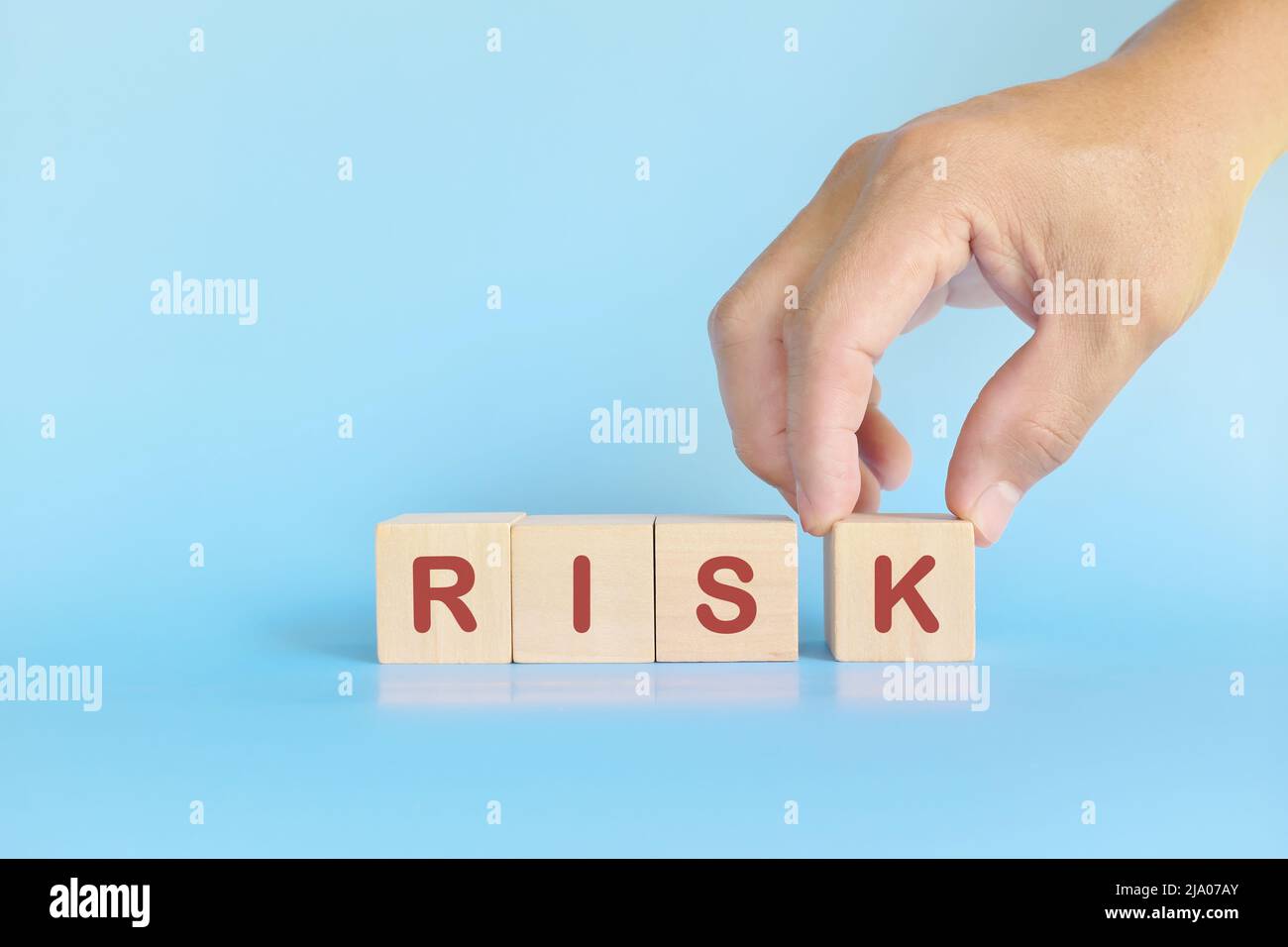 Hand Building Risiko Wort in Holzblöcken. Business Risk Management Bewertung und Risikokonzept. Stockfoto