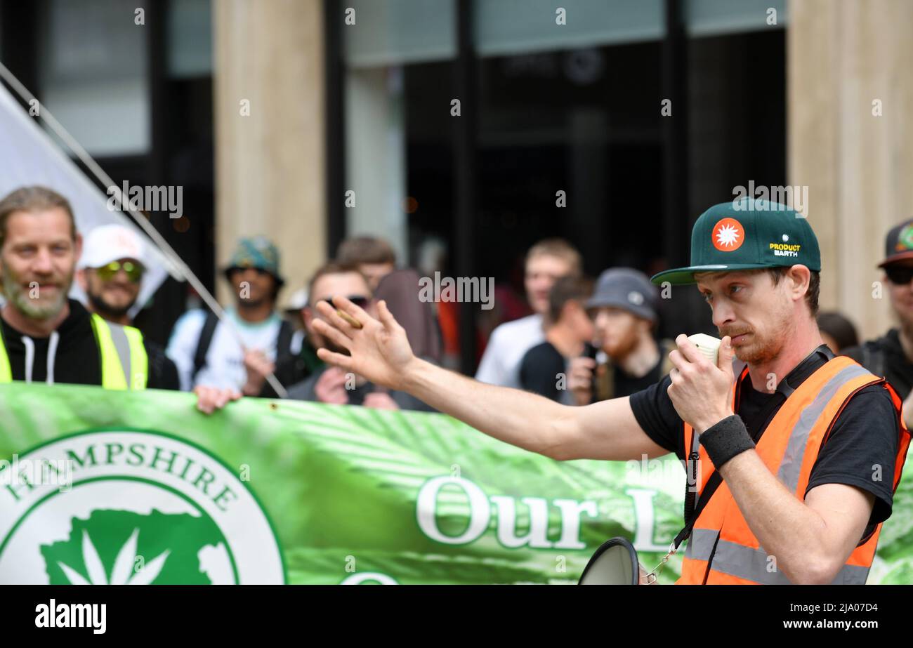 Global Cannabis März 10. Jubiläumswanderung durch Cardiff. Der Weg vom Cathays Park Cannabis Blogger simpa Stockfoto