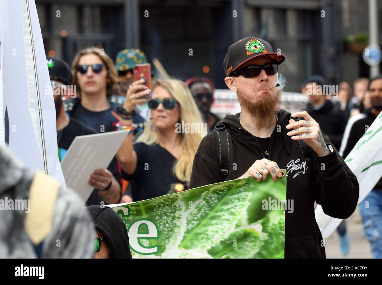 Global Cannabis März 10. Jubiläumswanderung durch Cardiff. Sie starten vom Cathays Park und enden im Hamadryad Park, Cardiff Picture by Rich Stockfoto