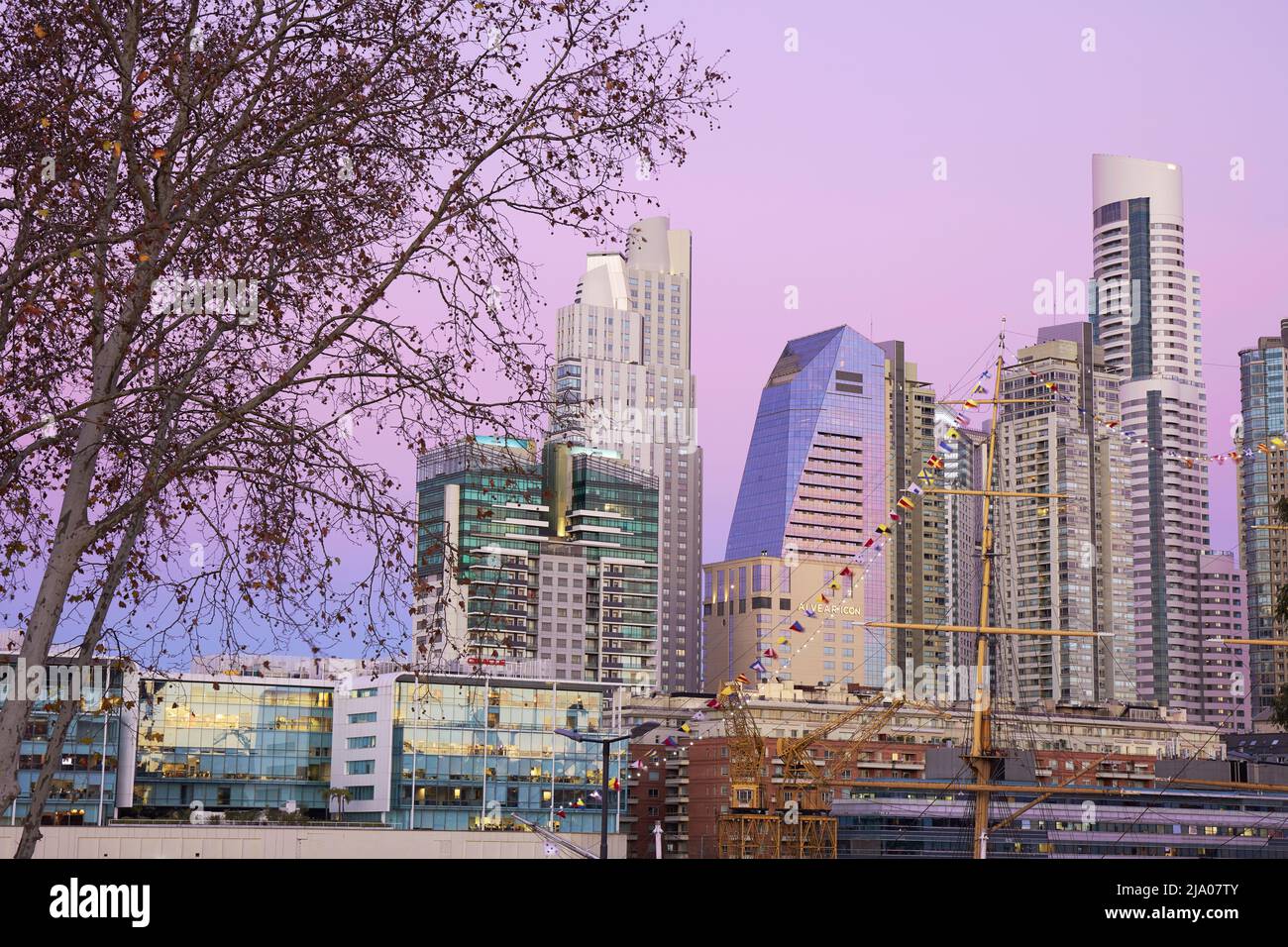 Die Wolkenkratzer von Puerto Madero in der Abenddämmerung, Buenos Aires, Argentinien. Stockfoto