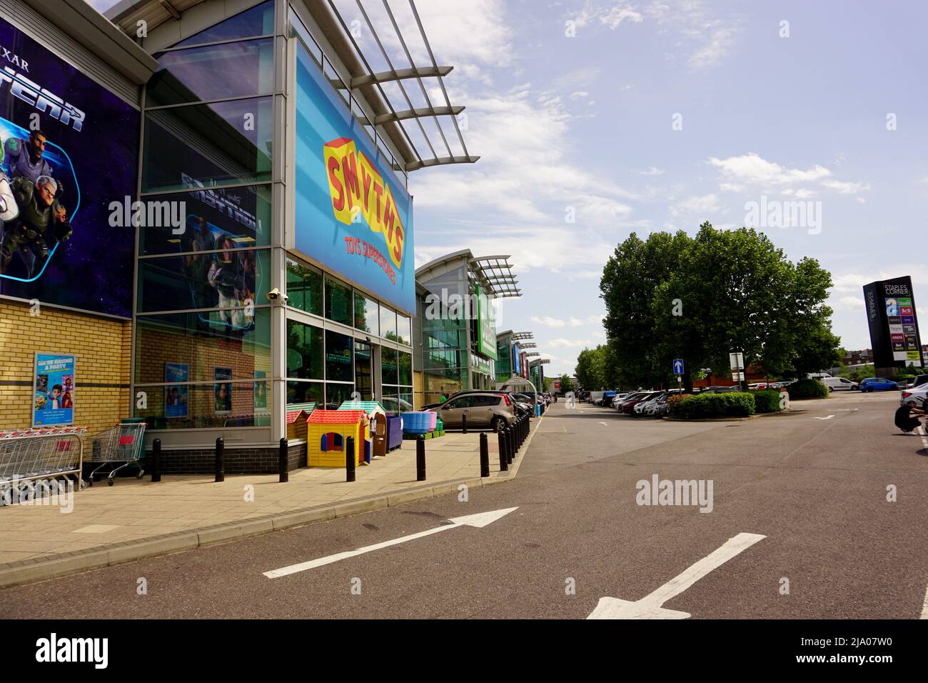 Smiths Toy Superstore in Staples Corner, Brent Cross, London, Großbritannien Stockfoto