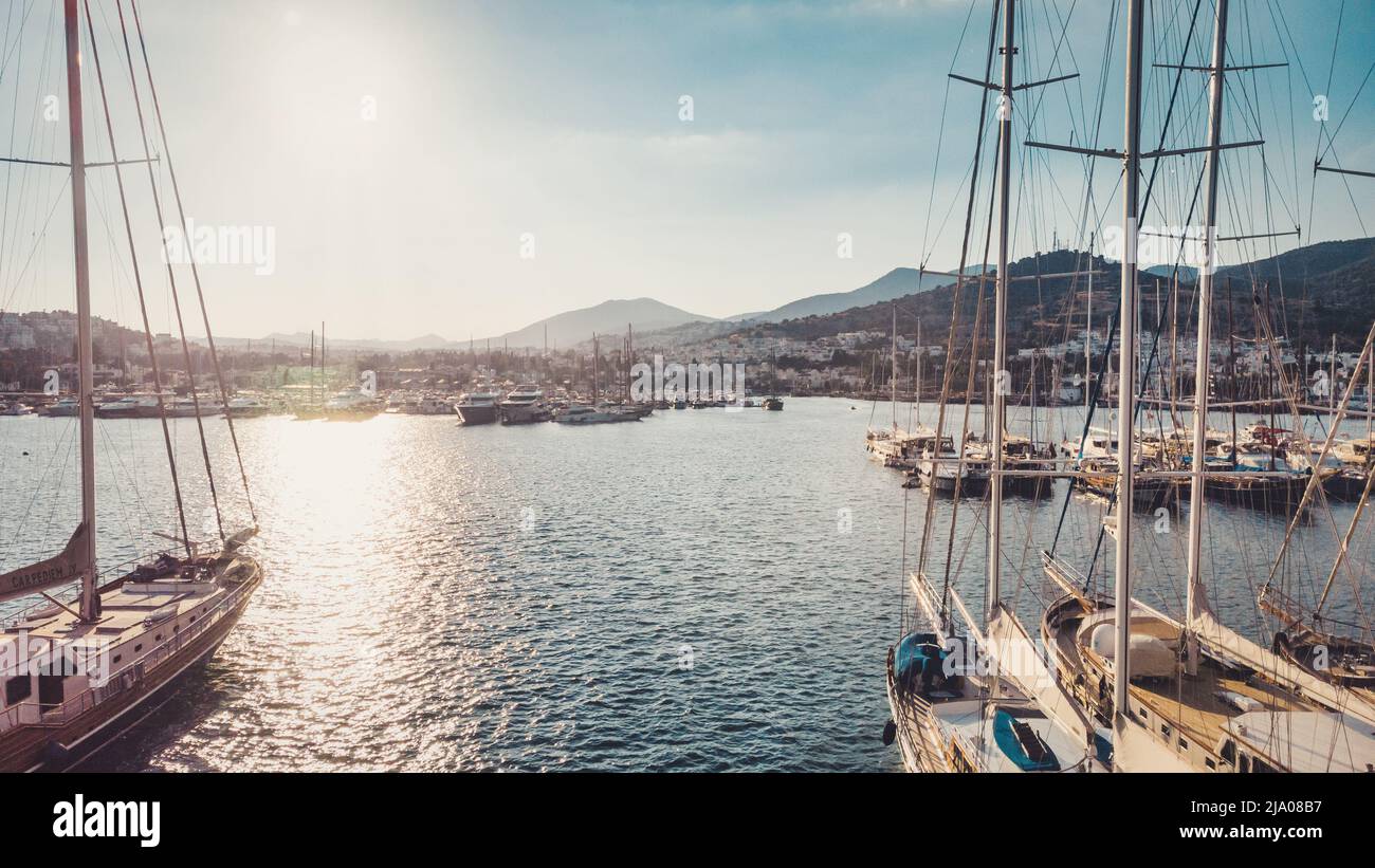 Marina Hafen mit schönen weißen Yachten mit Bergen. Griechenland. Stockfoto