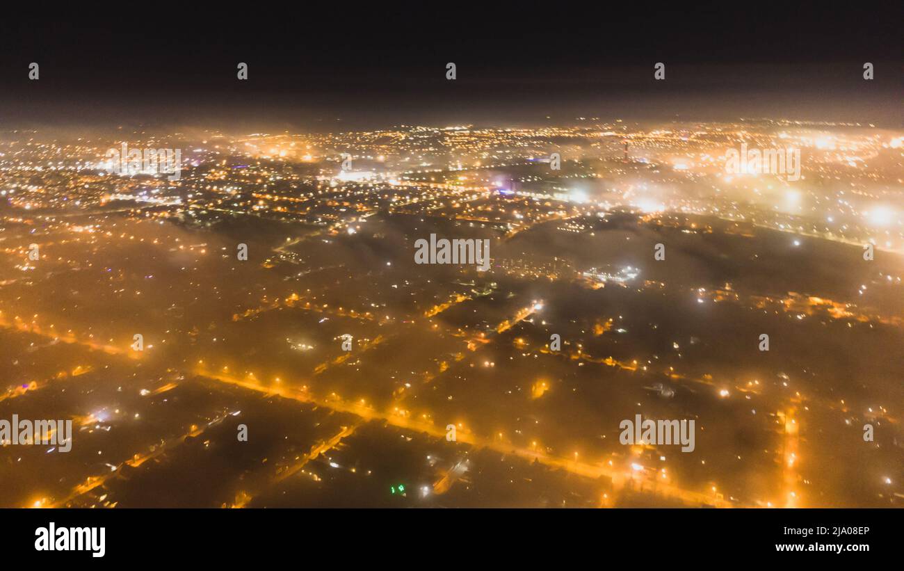 Licht Bokeh Stadtlandschaft am Nachthimmel mit vielen Sternen, verschwommen Stadt durch Nebel bedeckt Stockfoto