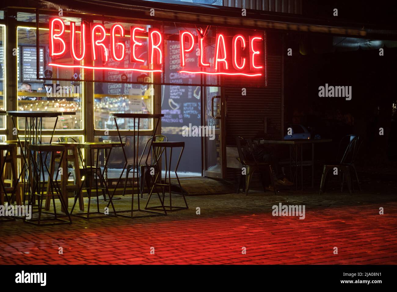 burger Place, Restaurant-Schild in roten Neonbuchstaben, Kopieren Sie freien Platz für Logo, Text Stockfoto