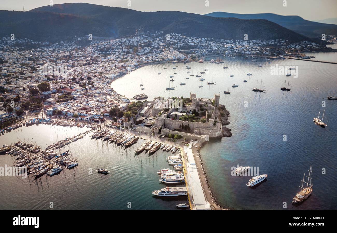 Blick auf das Schloss St. Peter Bodrum und den Hafen. Luftaufnahme von Bodrum an der türkischen Riviera Stockfoto