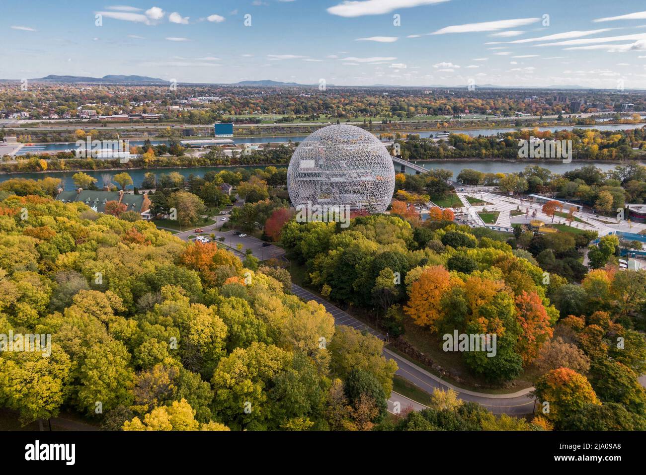 Luftaufnahme der Montreal Biosphäre im Parc Jean-Drapeau während der Herbstsaison in Montreal, Quebec, Kanada. Stockfoto