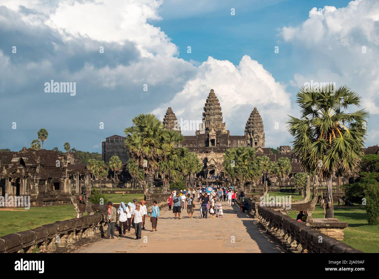 Touristen besuchen die antiken Ruinen von Angkor Wat in der Nähe von Siem Reap, Kambodscha. Stockfoto