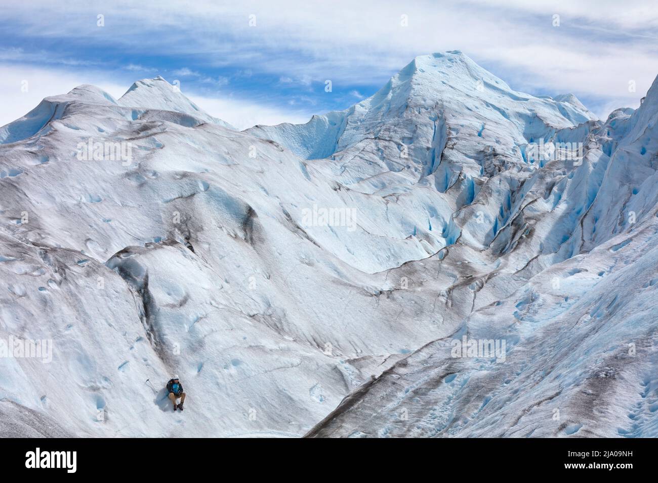 Ein Bergführer sitzt auf der Oberfläche des Perito-Moreno-Gletschers, des südpatagonischen Eisfeldes, El Calafate, Santa Cruz, Argentinien. Stockfoto
