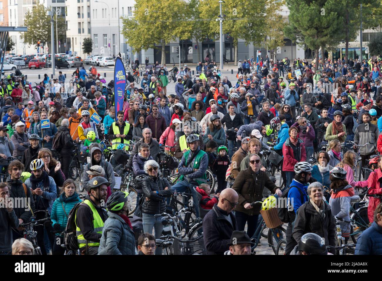 Alles auf einem Fahrrad mit dem Verband Vélocité Montpellier. Das Fahrrad, eine Herausforderung für die Kommunalwahlen 2020. Nationale und gleichzeitige Veranstaltung mit anderen großen Städten. Rathausplatz (Georges Freche). Montpellier, Österreich, Frankreich Stockfoto