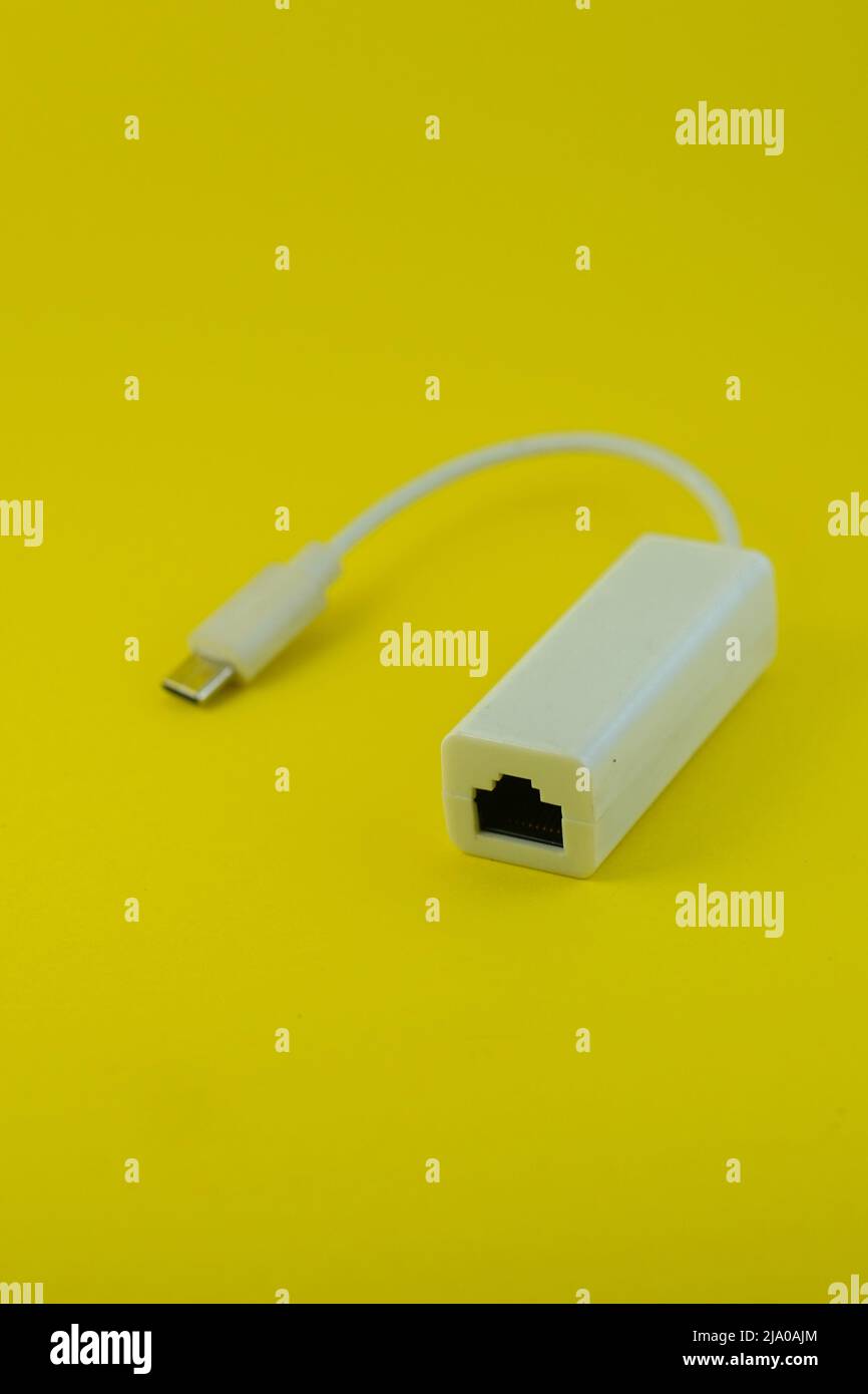 USB-Anschlusskabel Typ C. Realistische Kabel USB HDMI Typ C Lightning Mini. Ein weißes USB-Ladekabel vom Typ C, kompatibel mit vielen Geräten. Stockfoto