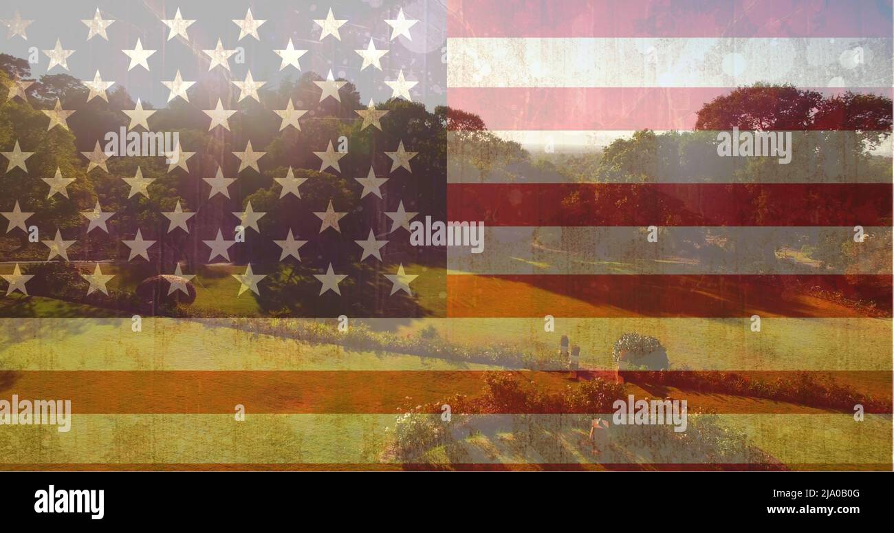 Amerikanische Flagge gegen hübsche grüne Landschaft Stockfoto