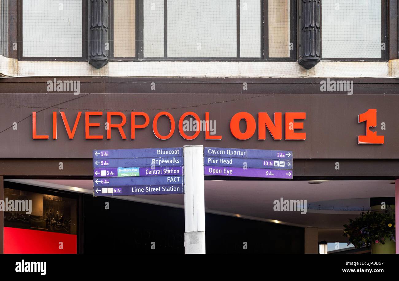 Liverpool ONE Schild und Straßenschild im Stadtzentrum von Liverpool Stockfoto