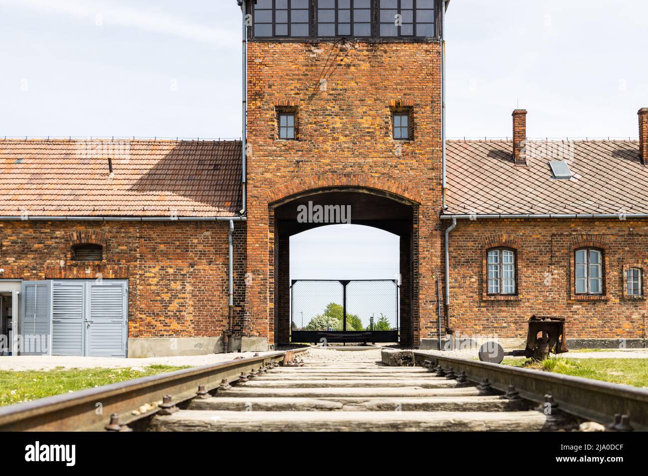 Bahngleise führen zum Haupteingang des Konzentrationslagers Auschwitz-Birkenau. Oswiecim, Polen, 16. Mai 2022 Stockfoto