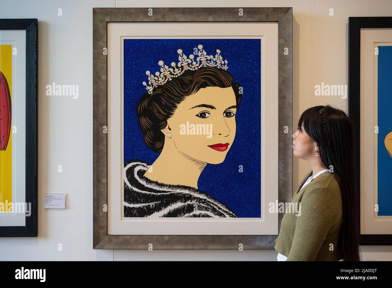London, Großbritannien. 26 Mai 2022. Ein Angestellter sieht „Queen“, 2022, von Deborah Azzopardi. Die 37. eröffnete Edition der London Original Print Fair im Somerset House umfasst Werke von Picasso, Freud und Hockney sowie exklusive Werke anlässlich des Platin-Jubiläums der Königin. Die Show läuft bis zum 29.. Mai 2022. Kredit: Stephen Chung / Alamy Live Nachrichten Stockfoto