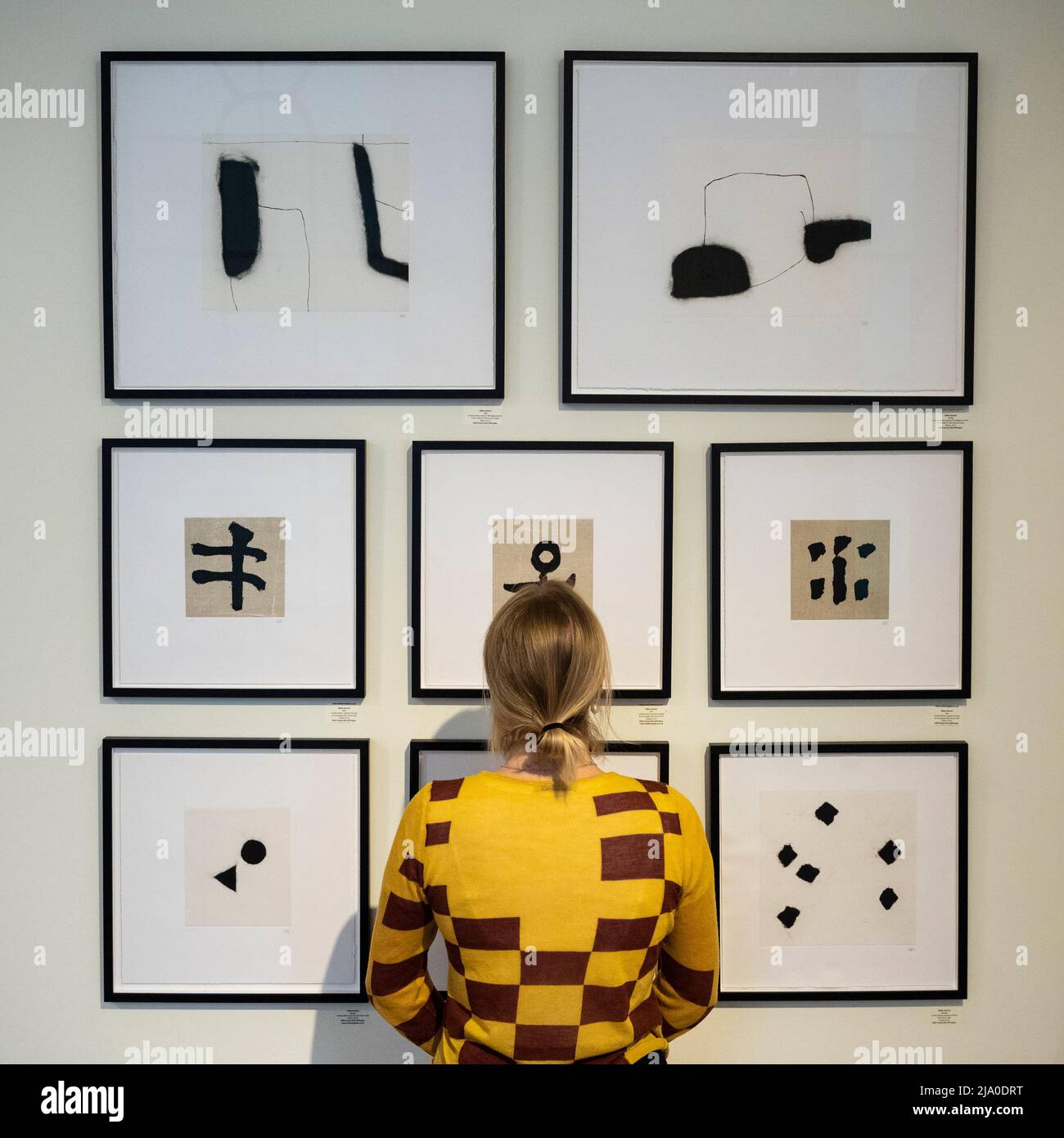 London, Großbritannien. 26 Mai 2022. Ein Mitarbeiter Views arbeitet in der Serie „Gul“ von Gillian Garnica. Die 37. eröffnete Edition der London Original Print Fair im Somerset House umfasst Werke von Picasso, Freud und Hockney sowie exklusive Werke anlässlich des Platin-Jubiläums der Königin. Die Show läuft bis zum 29.. Mai 2022. Kredit: Stephen Chung / Alamy Live Nachrichten Stockfoto