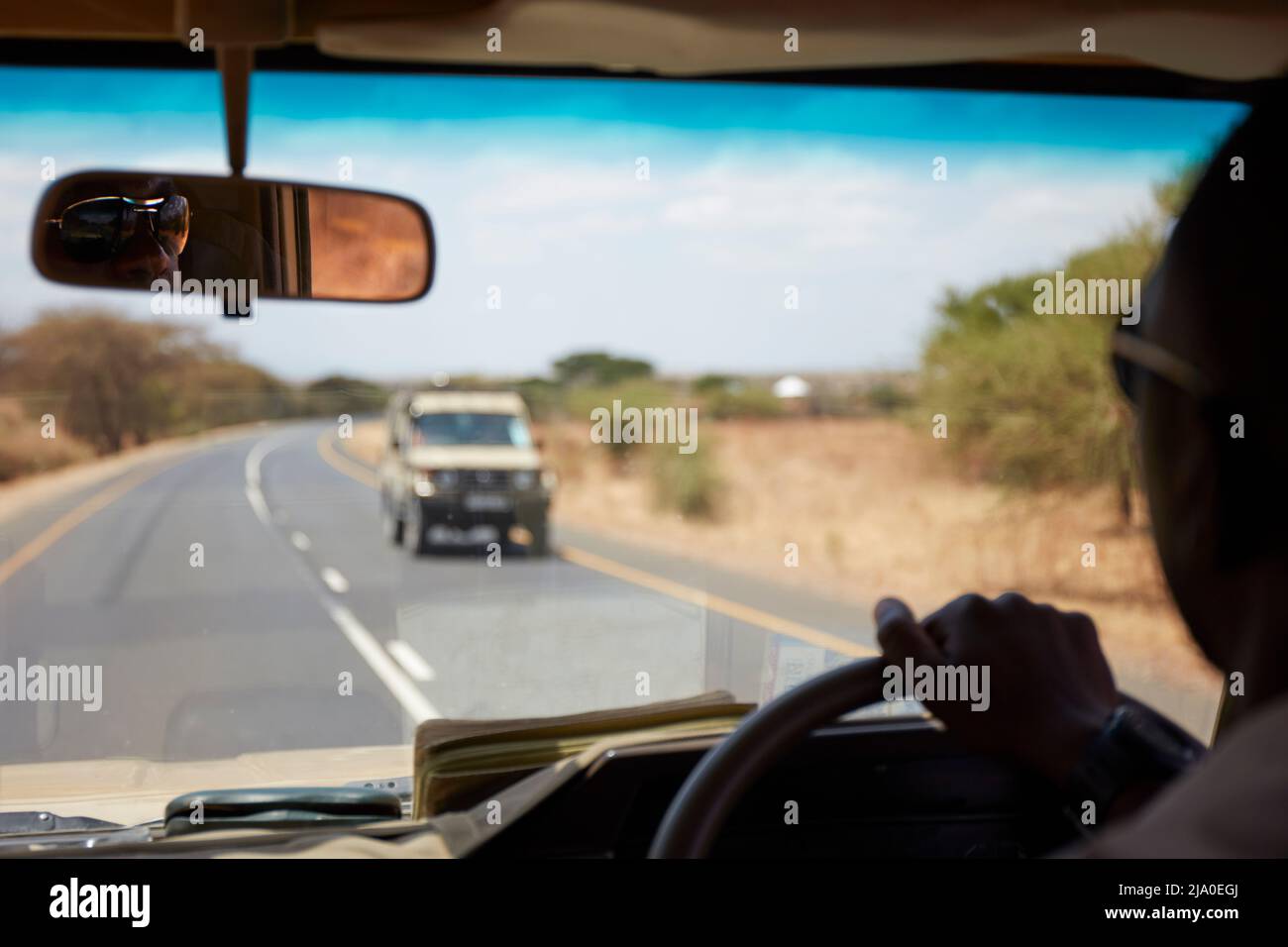 Safari im Geländewagen zum Serengeti-Nationalpark, Tansania, Afrika. Stockfoto
