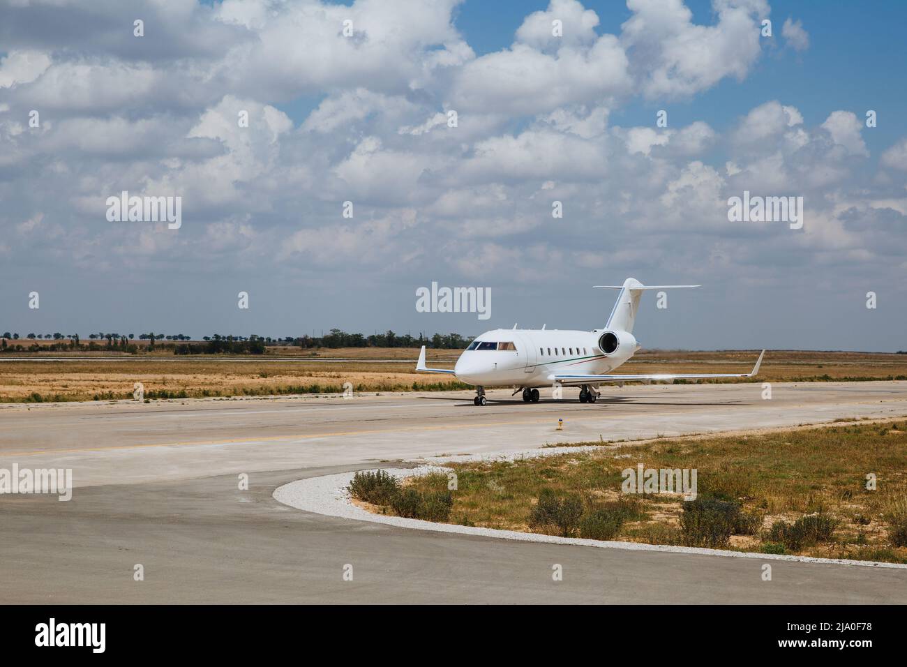 Weißes Flugzeug auf der Landebahn. Evakuierung der Bevölkerung. Stockfoto