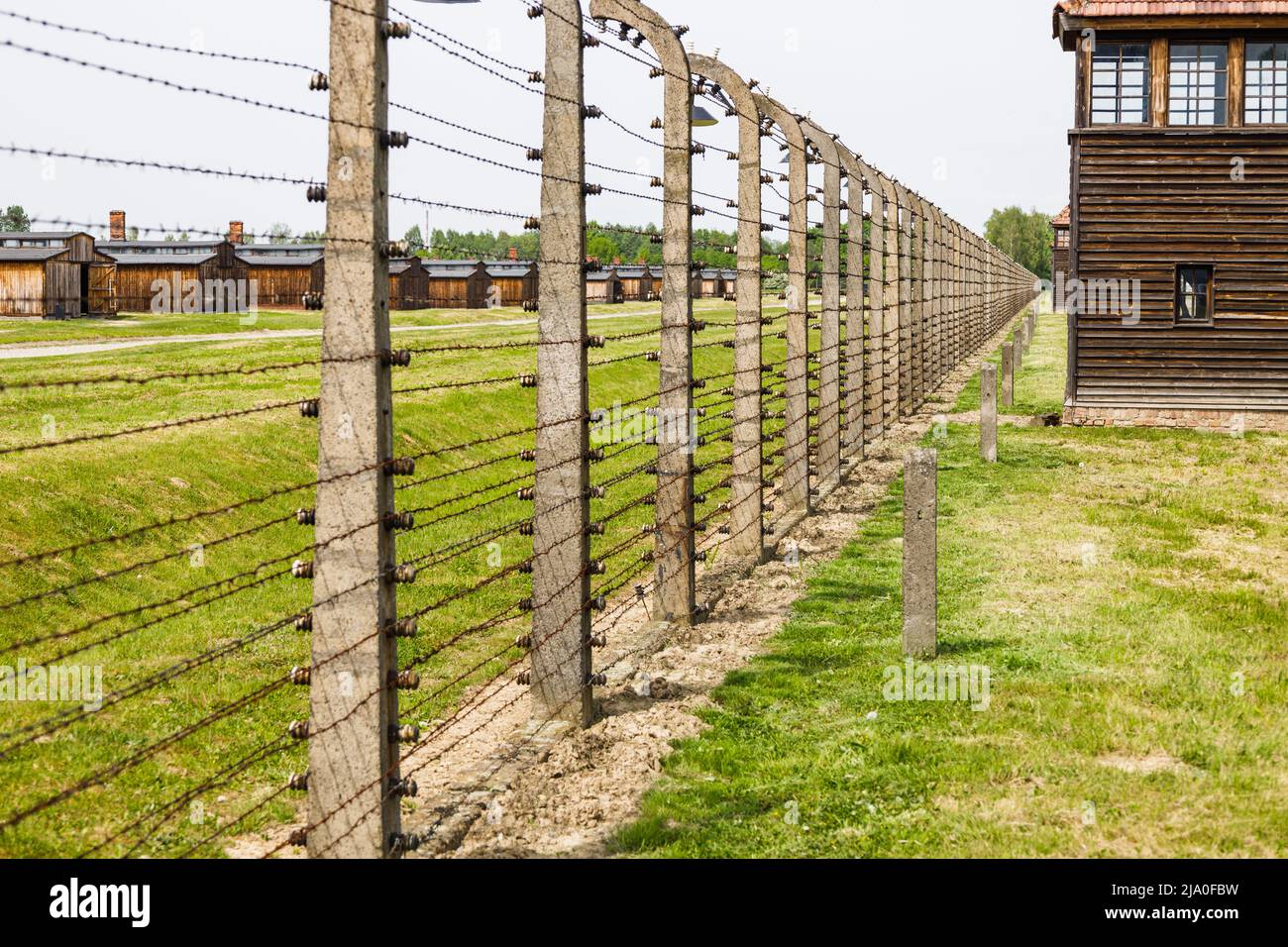 Stacheldraht und Wachtürme rund um das Konzentrationslager Auschwitz-Birkenau. Oswiecim, Polen, 16. Mai 2022 Stockfoto