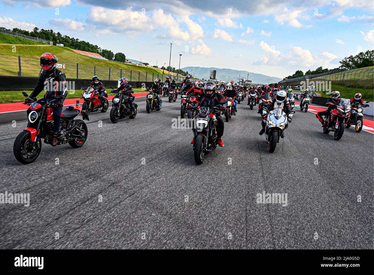 Ci vediamo al Mugello! Ducati-Fahrer satteln von Bologna auf die Strecke. Von der Ducati-Fabrik in Borgo Panigale bis zum atemberaubenden Autodromo Internazionale del Mugello, Francesco Bagnaia, Jack Miller und Enea Bastianini gesattelt, um eine unglaubliche Landschaft auf dem Futa-Pass zu genießen. Mugello, Italien 25 Mai, 2022 CI vediamo al Mugello! Los pilotos de Ducati llegan desde Bolonia a la pista. De la fábrica de Ducati en Borgo Panigale hasta el impresionante Autodromo Internazionale del Mugello, Francesco Bagnaia, Jack Miller y Enea Bastianini disfrutan de un paisaje increíble en el Paso de F Stockfoto