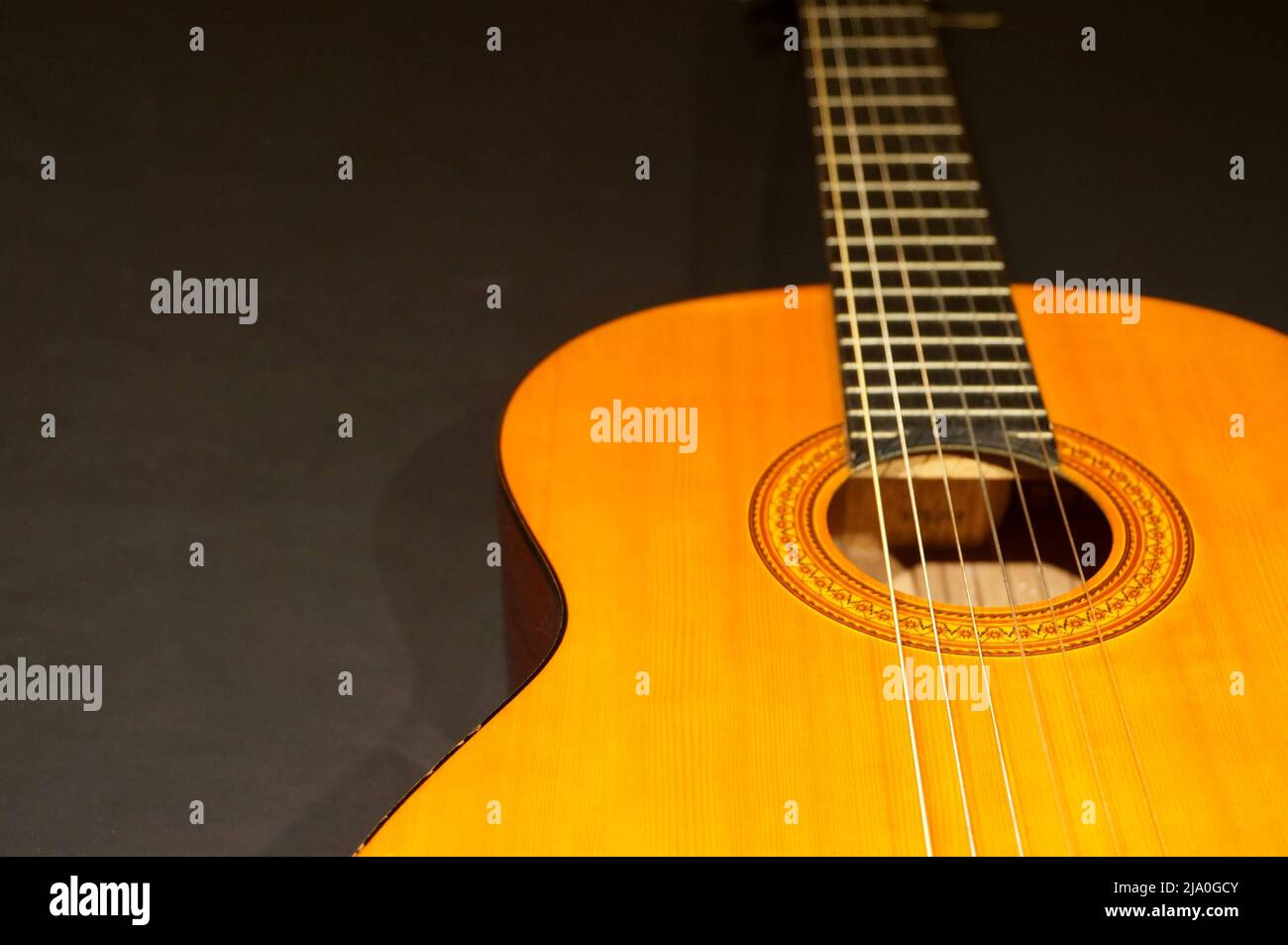 Klassische Gitarre Nahaufnahme auf dunklem Hintergrund. Stockfoto