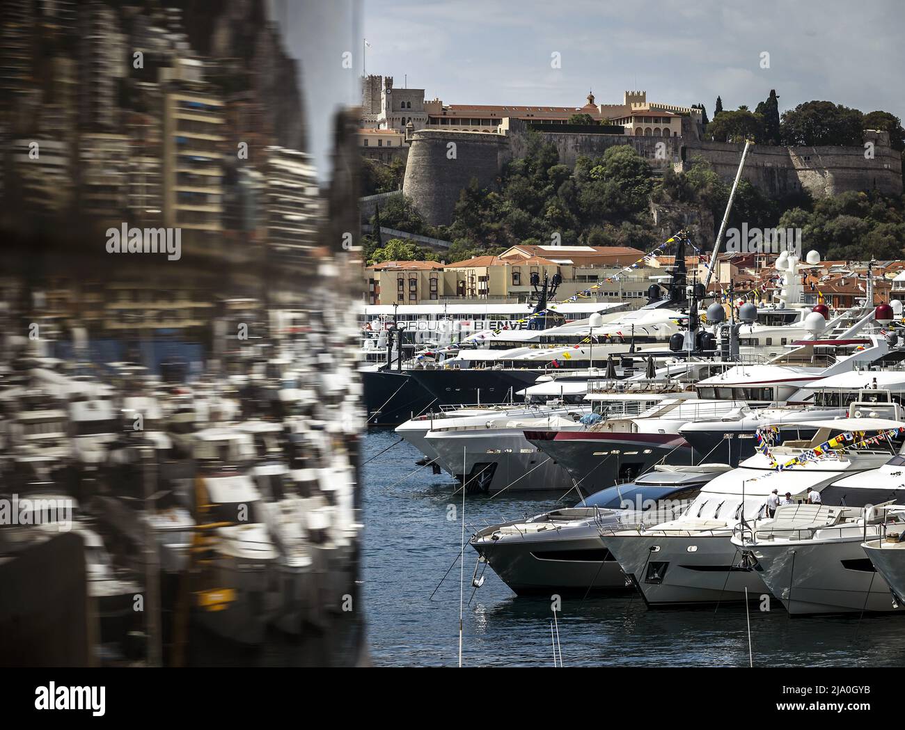 2022-05-26 11:43:30 MONTE-CARLO - luxuriöse Yachten im Hafen im Vorfeld des Formel 1 Grand Prix. Das siebte Rennwochenende dieser Saison in der Formel 1 startet in den engen Gassen von Monaco. ANP REMKO DE WAAL niederlande Out - belgien Out Stockfoto