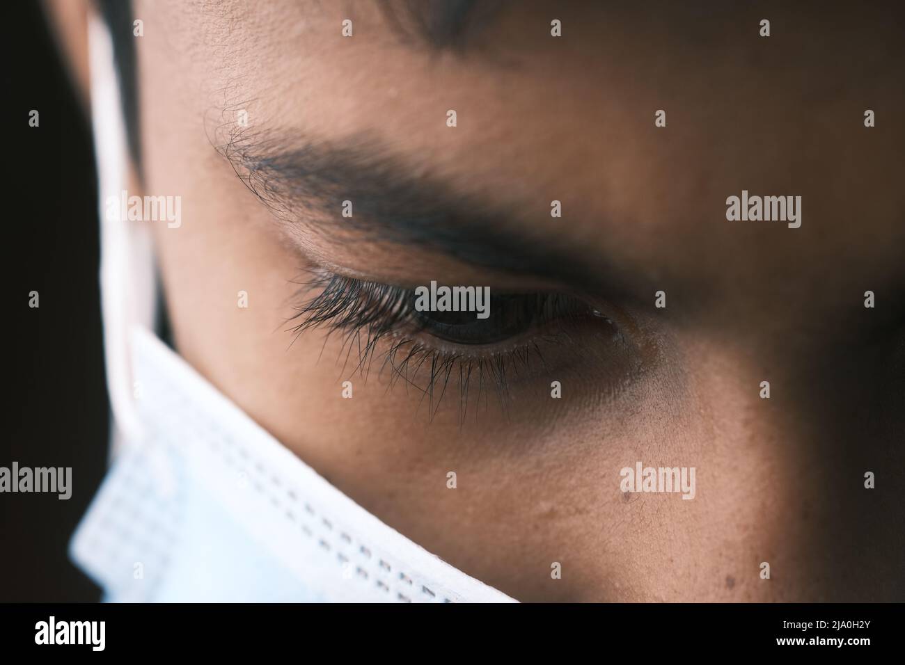 Nahaufnahme des Menschen mit Schutzmaske Blick auf Kamera Stockfoto
