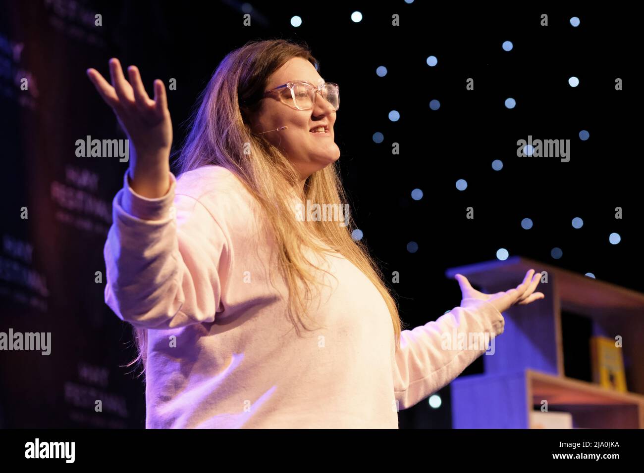 Hay Festival, Hay on Wye, Wales, Großbritannien – Donnerstag, 26. Mai 2022 – Autorin Elle McNicoll, Gewinnerin des Waterstones Children's Book Prize 2021, spricht über ihr Buch A Kind of Spark, das eine Hauptfigur mit Autismus zeigt. Foto Steven May / Alamy Live News Stockfoto