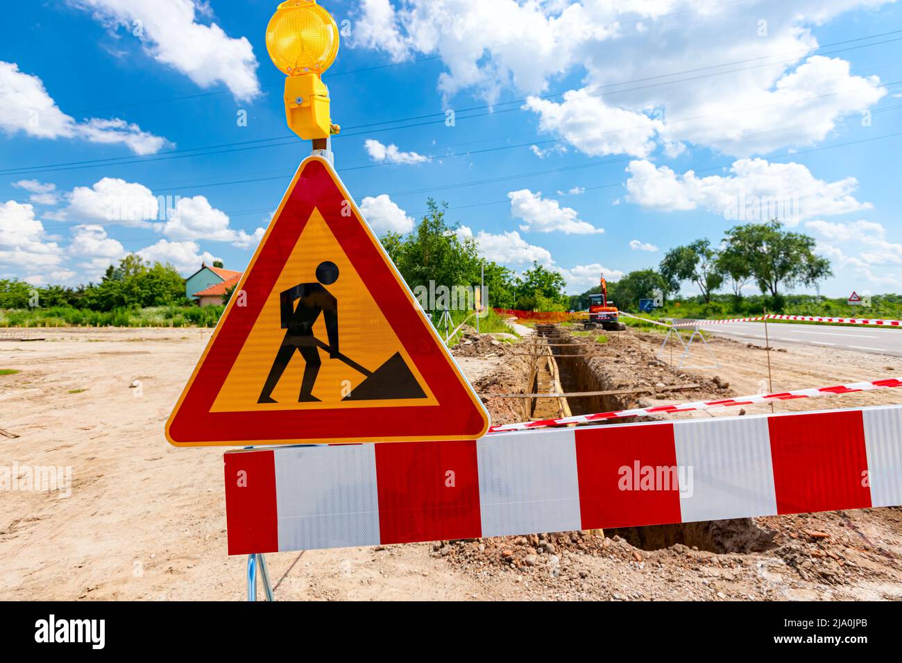 Schild mit Begrenzungslicht und Blinksignal sind Symbole der Vorsicht im Baubereich. Stockfoto